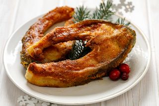 Wigilijny karp z idealnie chrupiącą skórką – jak smażyć dzwonka karpia, by zachwycały smakiem na świątecznym stole?