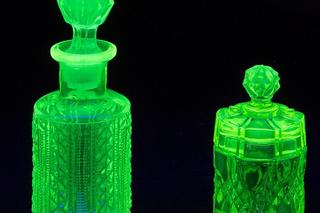 Szkło uranowe - zobacz, jak wyglądają świecące naczynia