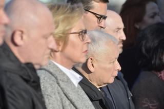 Jarosław Kaczyński na Powązkach i przed pomnikiem brata. Prezes PiS nie zapomina o kolejnej miesięcznicy