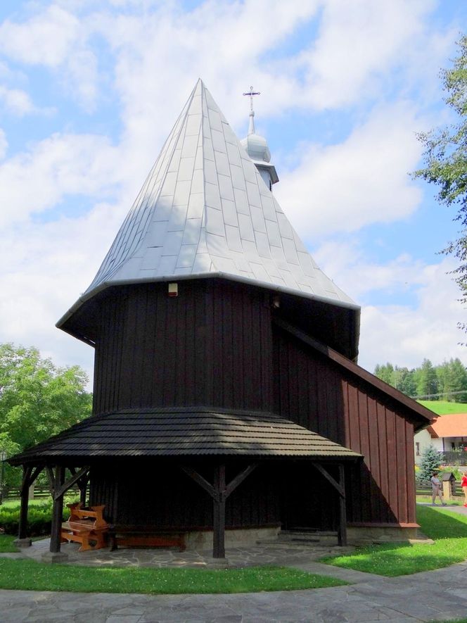 To dawna wieś duchowna w Małopolsce. Kiedyś była własnością klasztoru