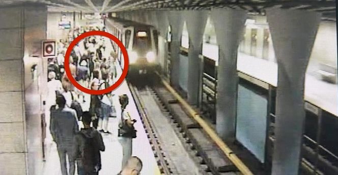 Próbował wepchnąć kobietę pod pociąg metra. Szokujące sceny w Warszawie