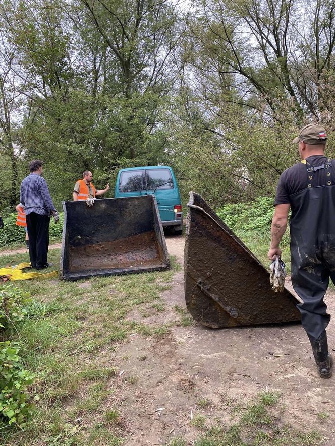 Warszawa. Wyschnięta Wisła odsłoniła zabytkowe wagoniki i fragment Villa Regia