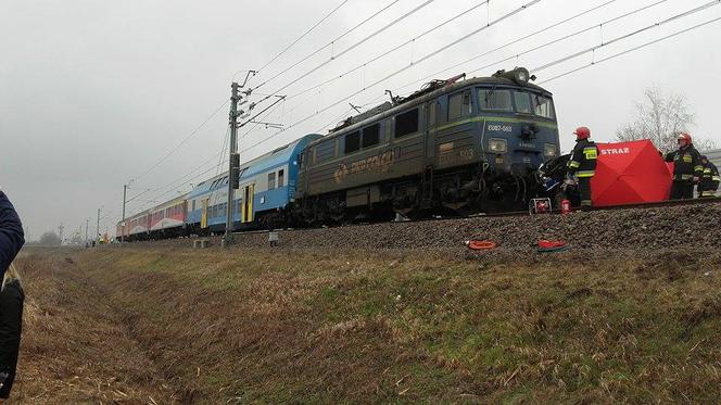 Pociąg uderzył w radiowóz na przejeździe kolejowym