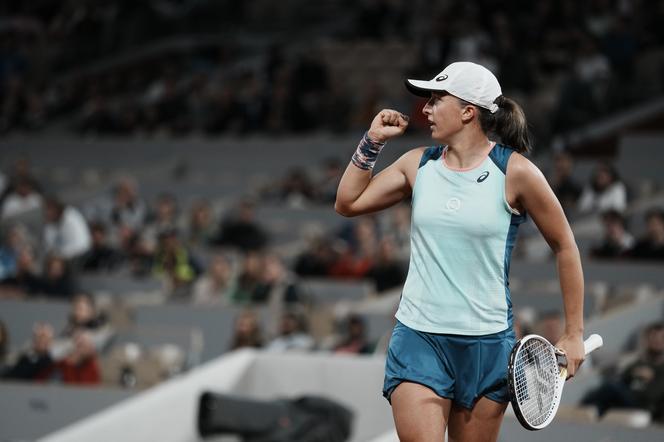 Iga Świątek ZDEMOLOWAŁA Ukrainkę Curenko i jest w II rundzie Roland Garros! Huragan IGA już szaleje w Paryżu!