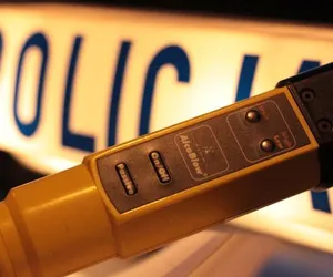 Pijany kierowca z wyrokiem na koncie w powiecie ostrowieckim! W jego ujęciu pomogły kobiety