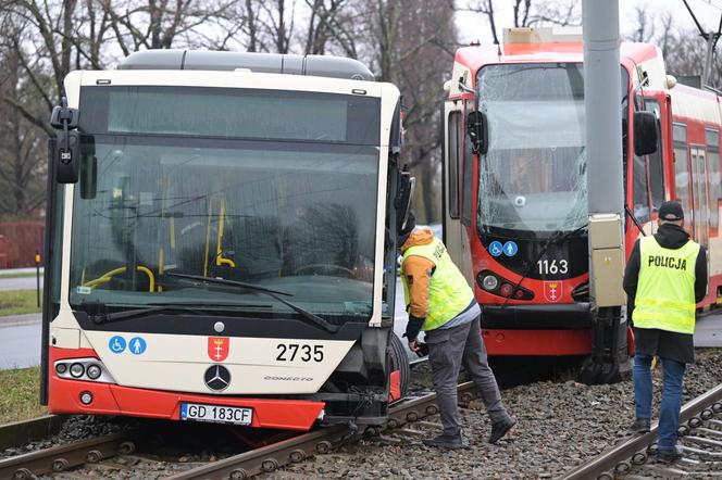 Poważny wypadek w Gdańsku. Zderzenie autobusu z tramwajem. Kilkunastu poszkodowanych