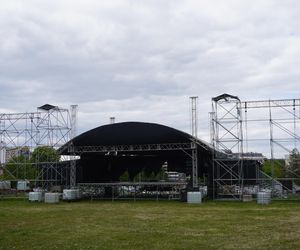 Miasteczko juwenaliowe w budowie