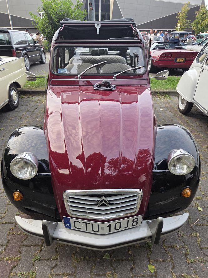 Klasyczna motoryzacja znów zachwyciła Bydgoszcz. „Bydgoskie Klasyki Nocą” przy Torbydzie