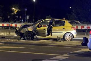 Pościg policyjny w Warszawie. Rozbity radiowóz i skoszone barierki