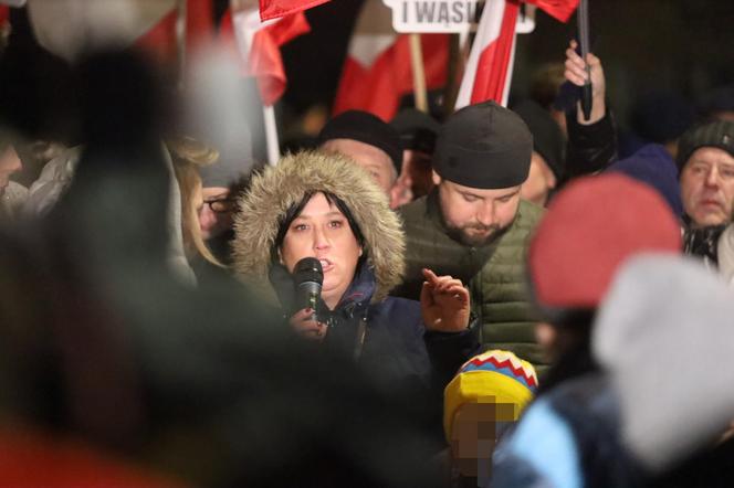 Żona Macieja Wąsika czeka na męża pod więzieniem