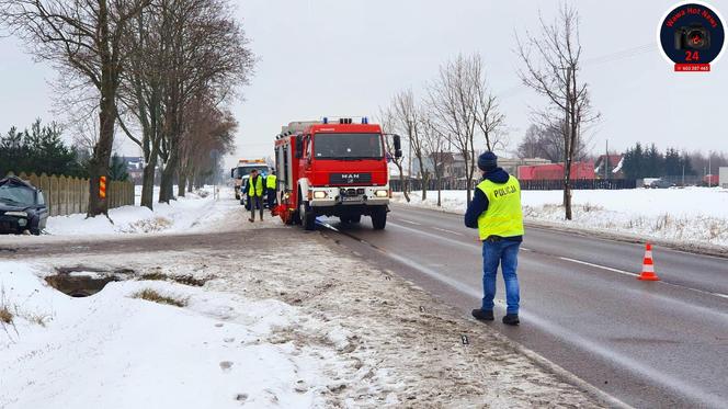 Huknął oplem w przepust wodny i ogrodzenie posesji. Pasażer nie żyje, kierowca w szpitalu