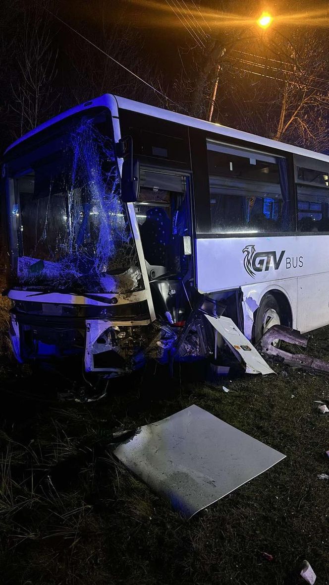 Tragedia we Wręczycy Wielkiej. Kobieta jechała z 11-letnim dzieckiem. Zginęła w zderzeniu z autobusem 