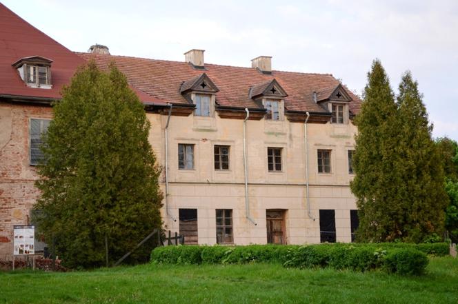 Pałac w Sztynorcie odrodzi się jak Feniks z popiołów. Zobacz, jak wygląda teraz [ZDJĘCIA]