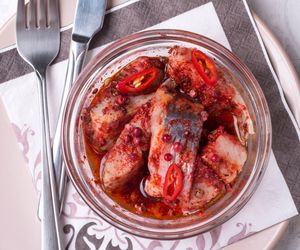 Diabelskie śledzie w oleju z chili: przepis na hit wśród zakąsek!