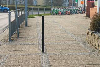 Samotny słupek na ul. Staszica