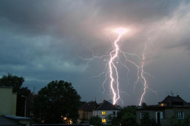 Burze nad Polską - pogoda na weekend z ostrzeżeniami IMGW