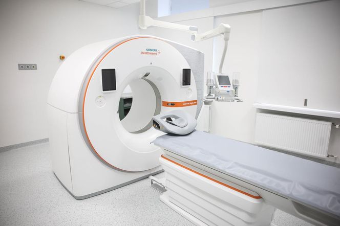 Nowoczesny tomograf w krakowskim szpitalu wojskowym. Sprzęt z funduszy KPO zaprezentował szef MON