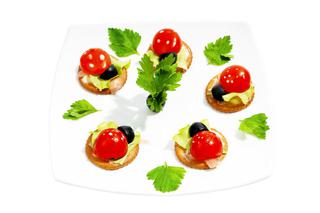 Kolorowe kanapki dla dzieci: pomidorowe biedronki