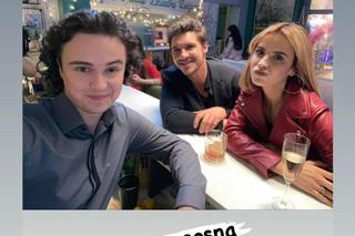 M jak miłość. Marcin (Mikołaj Roznerski), Kama (Michalina Sosna), kelner Maciek (Mateusz Rumiński)