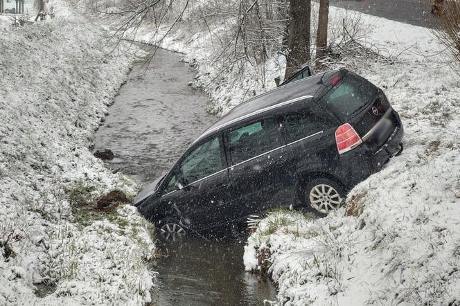 Polna. Opel uderzony przez inny samochód wpadł do potoku