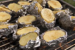 Ziemniaki z grilla: przepis na grillowane kartofle