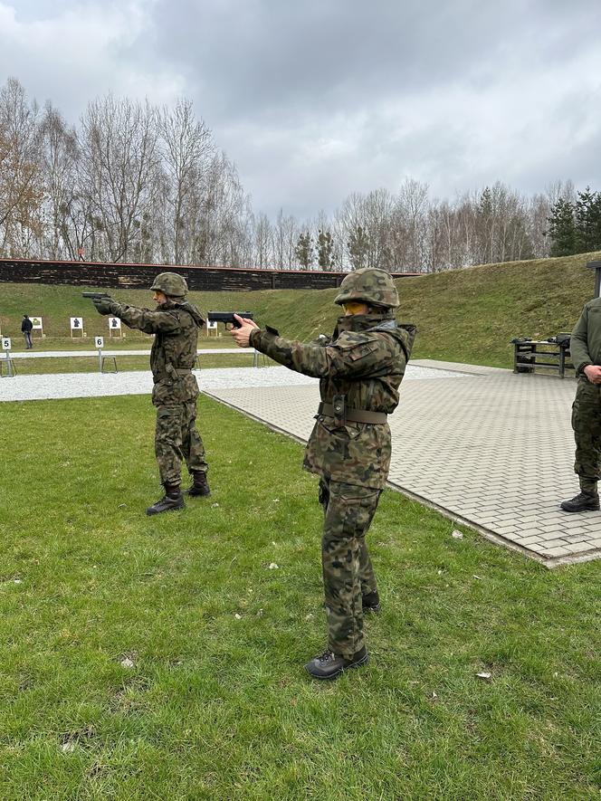 Posłanki złapały za giwery