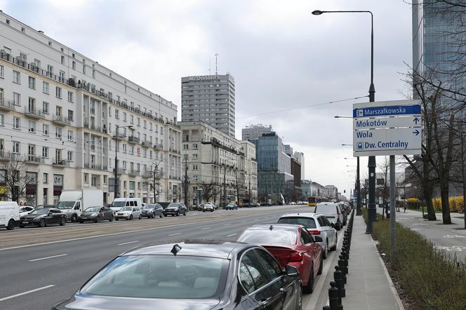 Marszałkowska w Warszawie zostanie zwężona. Tak wygląda przed przebudową 