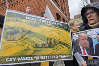 Protest mieszkańców gminy Purda pod olsztyńskim ratuszem