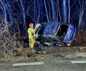 Pożar i dachowanie w Wawrze. Dramatyczny wypadek na ul. Bronisława Czecha