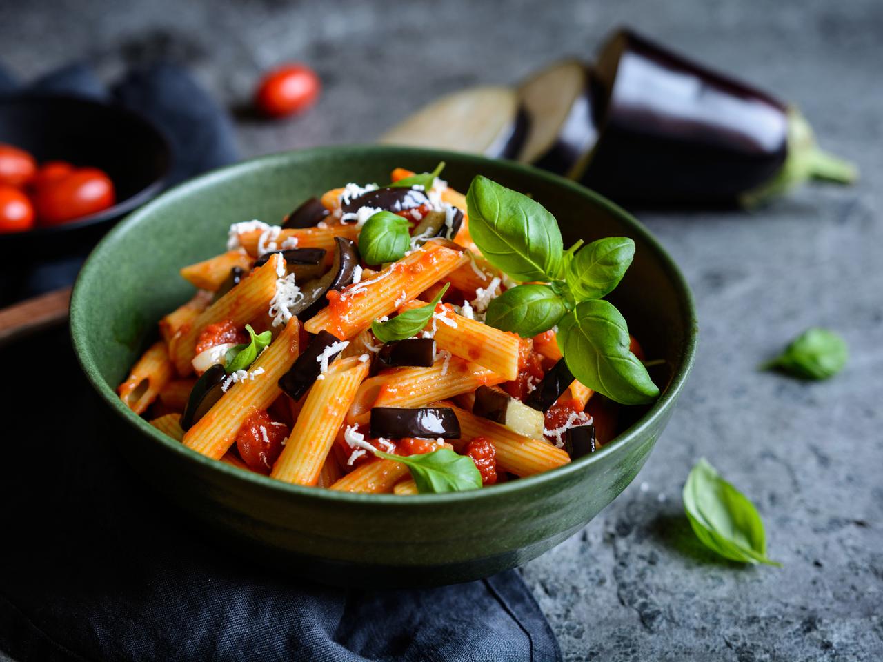 Makaron penne z wegetariańskim sosem z bakłażana