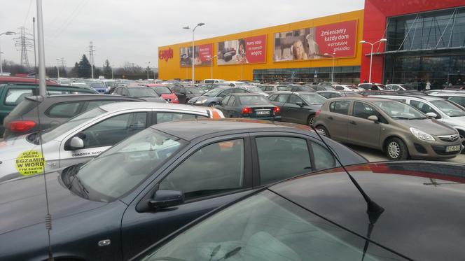 Gigantyczny korek w Rzeszowie. Powód? Otwarcie Agata Meble