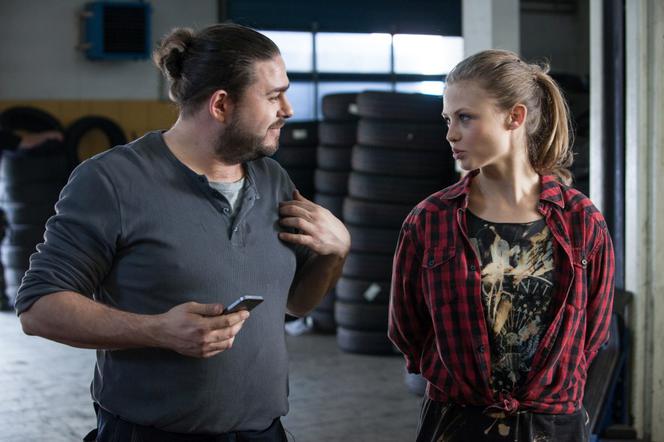 To nie koniec świata 2 sezon odc. 24. Blanka (Anna Karczmarczyk), Młody (Jędrzej Taranek)