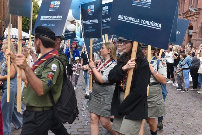 Kolorowa parada na otwarcie Dni Torunia. Przeszła przez serce toruńskiej starówki