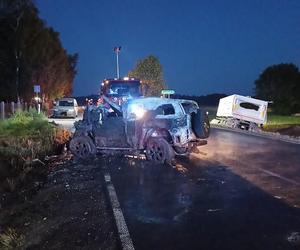 Fatalne skutki wyprzedzania! Uderzone auto stanęło w płomieniach. Zginęła jedna osoba