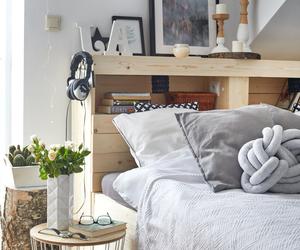 Przechowywanie w sypialni – łóżko z funkcjonalnym zagłówkiem DIY