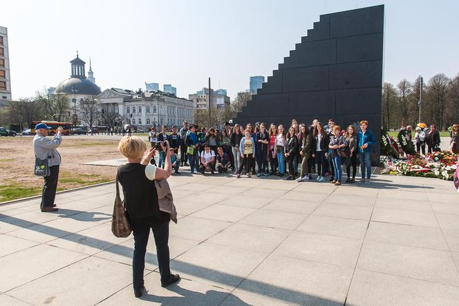 Pomnik Smoleński zniknie z placu Piłsudskiego? Zapadła pilna decyzja