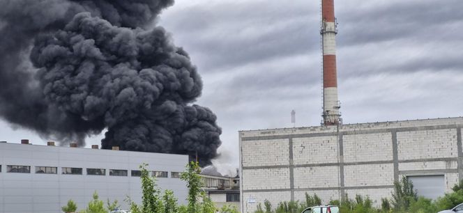 Pożar składowiska opon w Toruniu. Dym widoczny z daleka