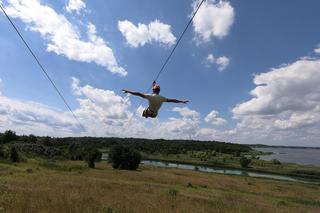 Najdłuższa tyrolka w Polsce znajduje się w Tarnobrzegu. Czy jest dla dzieci? Ile kosztuje? Atrakcje w pobliżu