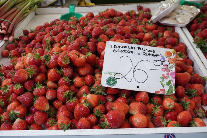 Wiosenne warzywa i owoce na poznańskich targowiskach