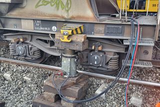 Służby techniczne pracują przy udrażnianiu torów po zderzeniu pociągów w Kuźni Raciborskiej 