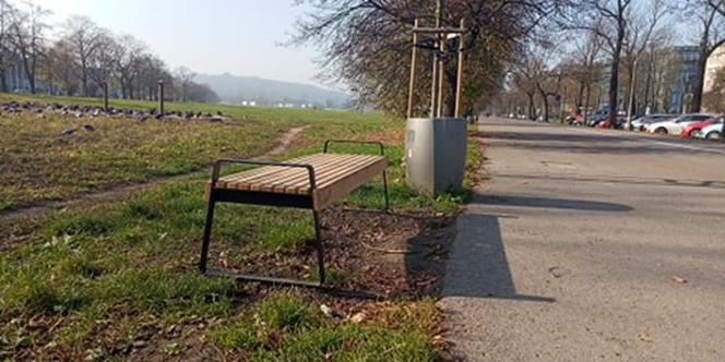Z oparciem czy bez? Nowe ławki na Błoniach nie wszystkim się spodobały!