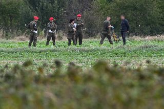 Służby pracują w Choinach w pow. świdnickim. Znaleziono tam szczątki rakiety