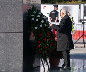 Miesięcznica pełna emocji. Przejęty Kaczyński, Babcia Kasia i „kłamstwo smoleńskie” na transparentach