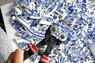 Magdalena tworzy biżuterię z rozbitej porcelany