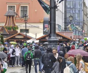 Gorąco przed finałem Ligii Konferencji we Wrocławiu. Tysiące kibiców na Rynku 