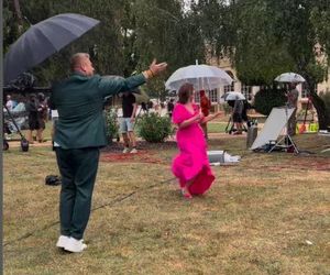 Ania Starmach tańczy w deszczu z Tomkiem Jakubiakiem