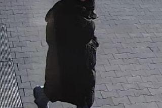 Uderzyła kobietę w Toruniu. Szuka jej policja. Rozpoznajesz podejrzaną?