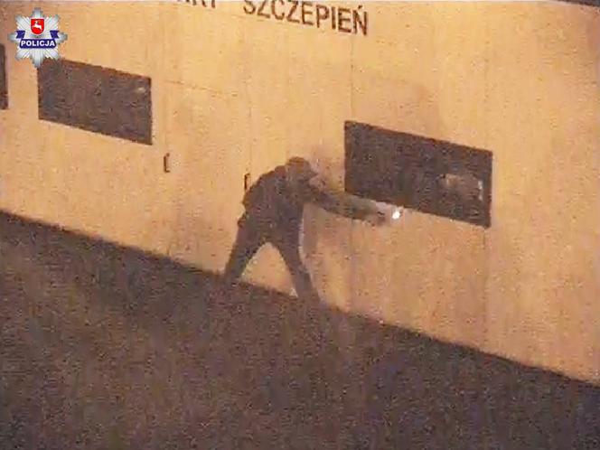 Zamość: Podpalił punkt szczepień. Trwa obława!