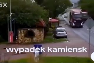 Pas od tira uderzył kobietę prosto w głowę. Wszystko widać na nagraniu