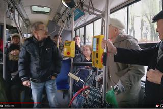 Dziarski 90-latek wyzywa pasażerów w autobusie od ch**ów [WIDEO]